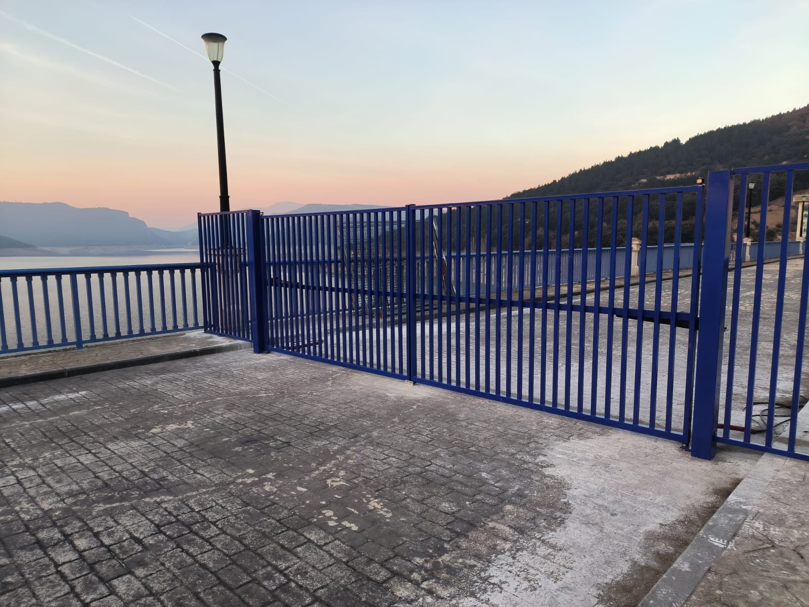 Puertas de acceso peatonales y de vehículos instaladas por Cercados Mendieta