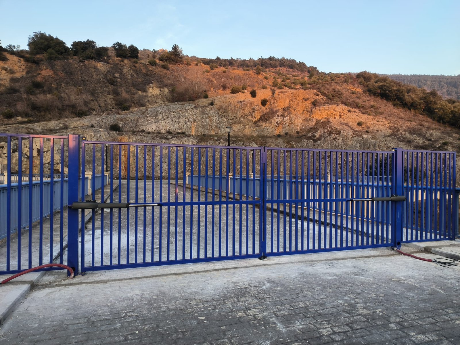 Puerta de acceso instalada por Cercados Mendieta